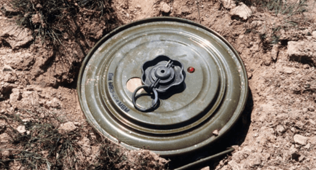 An anti-tank mine. Photo: https://ru.wikipedia.org http://www.dodmedia.osd.mil/Assets/1987/Marines/DM-ST-87-01574.JPEG An anti-tank mine. Photo: https://ru.wikipedia.org http://www.dodmedia.osd.mil/Assets/1987/Marines/DM-ST-87-01574.JPEG