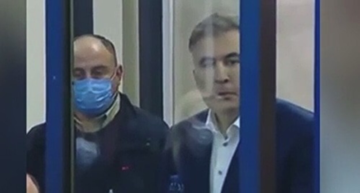 Mikhail Saakashvili in a courtroom. Screenshot: https://ren.tv/news/v-mire/909370-saakashvili-iz-zala-suda-prizval-storonnikov-prodolzhat-protesty Mikhail Saakashvili in a courtroom. Screenshot: https://ren.tv/news/v-mire/909370-saakashvili-iz-zala-suda-prizval-storonnikov-prodolzhat-protesty