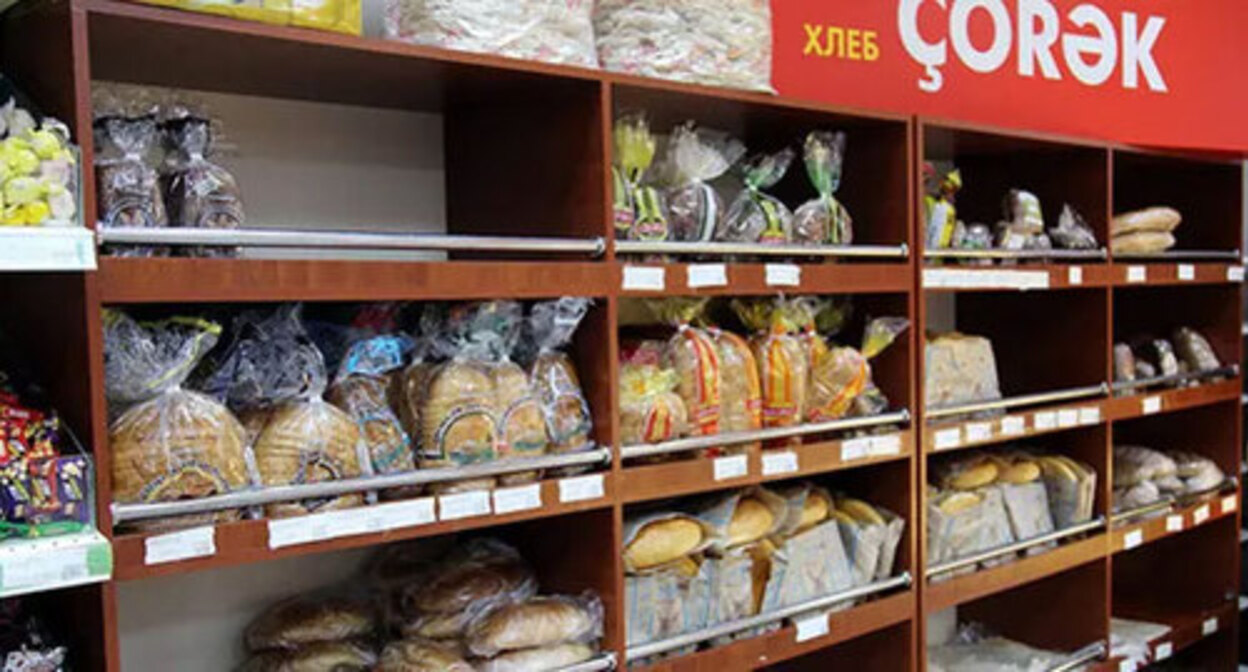 Shelves with bread. Photo: http://report.az/biznes/i-qtisadiyyat-nazirliyi-azerbaycanda-un-ve-corek-qonsu-olkelerden-ucuzdur/ Shelves with bread. Photo: http://report.az/biznes/i-qtisadiyyat-nazirliyi-azerbaycanda-un-ve-corek-qonsu-olkelerden-ucuzdur/