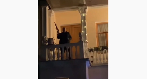 An armed man on the balcony of a Sukhumi restaurant, where a man was wounded. Screenshot: https://www.youtube.com/channel/UC2M9C6PmcXOfjzEP305TyZA An armed man on the balcony of a Sukhumi restaurant, where a man was wounded. Screenshot: https://www.youtube.com/channel/UC2M9C6PmcXOfjzEP305TyZA