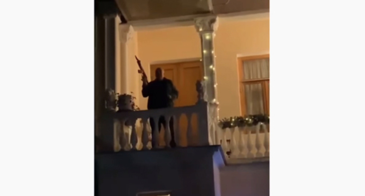 An armed man on the balcony of a Sukhumi restaurant, where a man was wounded. Screenshot: https://www.youtube.com/channel/UC2M9C6PmcXOfjzEP305TyZA An armed man on the balcony of a Sukhumi restaurant, where a man was wounded. Screenshot: https://www.youtube.com/channel/UC2M9C6PmcXOfjzEP305TyZA