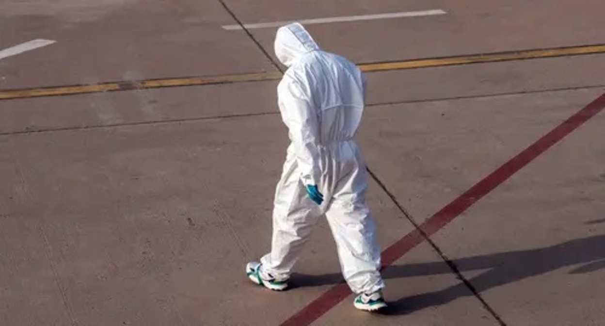 Medical worker in a protective suit. Photo: https://pixabay.com/ru/photos/человек-подходить-медицинский-5441453/ Medical worker in a protective suit. Photo: https://pixabay.com/ru/photos/человек-подходить-медицинский-5441453/
