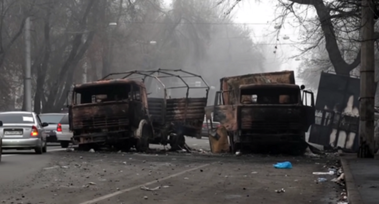 Cars burned down during mass protests in Kazakhstan. Screenshot: Euronews video, www.youtube.com/watch?v=CJPUPh5fyLM Cars burned down during mass protests in Kazakhstan. Screenshot: Euronews video, www.youtube.com/watch?v=CJPUPh5fyLM