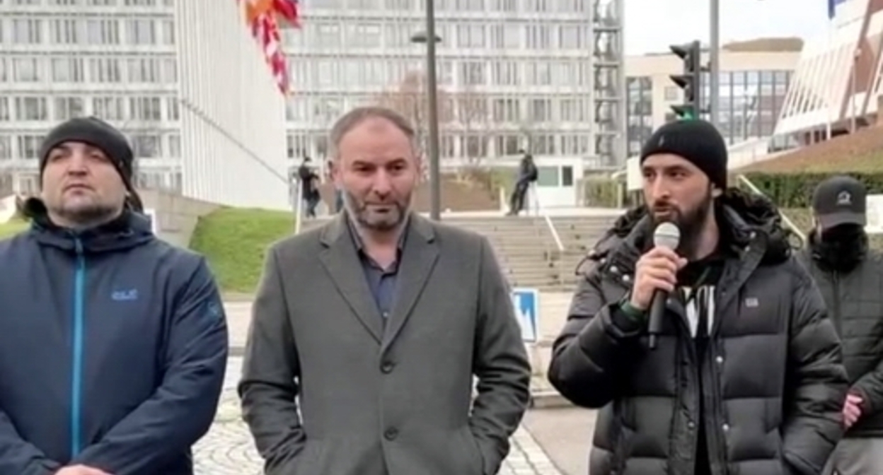 Tumso Abdurakhmanov (on the right) at a rally in Strasbourg on January 8, 2022. Screenshot of the video published on his Telegram channel Tumso Abdurakhmanov (on the right) at a rally in Strasbourg on January 8, 2022. Screenshot of the video published on his Telegram channel