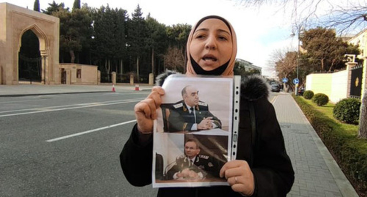 The wife of Polad Aslanov Gyulmira at a protest action. January 11, 2022. Screenshot of the video https://www.youtube.com/watch?v=EWOkpKJ25aY The wife of Polad Aslanov Gyulmira at a protest action. January 11, 2022. Screenshot of the video https://www.youtube.com/watch?v=EWOkpKJ25aY