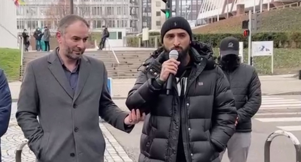 Tumso Abdurakhmanov (on the right) at a rally in Strasbourg on January 8, 2022. Screenshot of the video published on his Telegram channel Tumso Abdurakhmanov (on the right) at a rally in Strasbourg on January 8, 2022. Screenshot of the video published on his Telegram channel