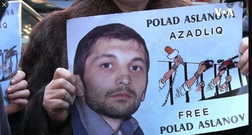 A poster with Polad Aslanov's photo. Screenshot of the video https://www.amerikaninsesi.org A poster with Polad Aslanov's photo. Screenshot of the video https://www.amerikaninsesi.org