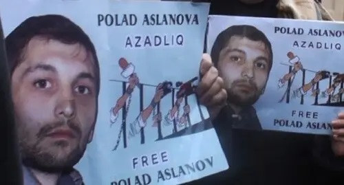 Posters with Polad Aslanov’s portraits. Screenshot: https://www.youtube.com/watch?v=MeItCVwfF20 Posters with Polad Aslanov’s portraits. Screenshot: https://www.youtube.com/watch?v=MeItCVwfF20