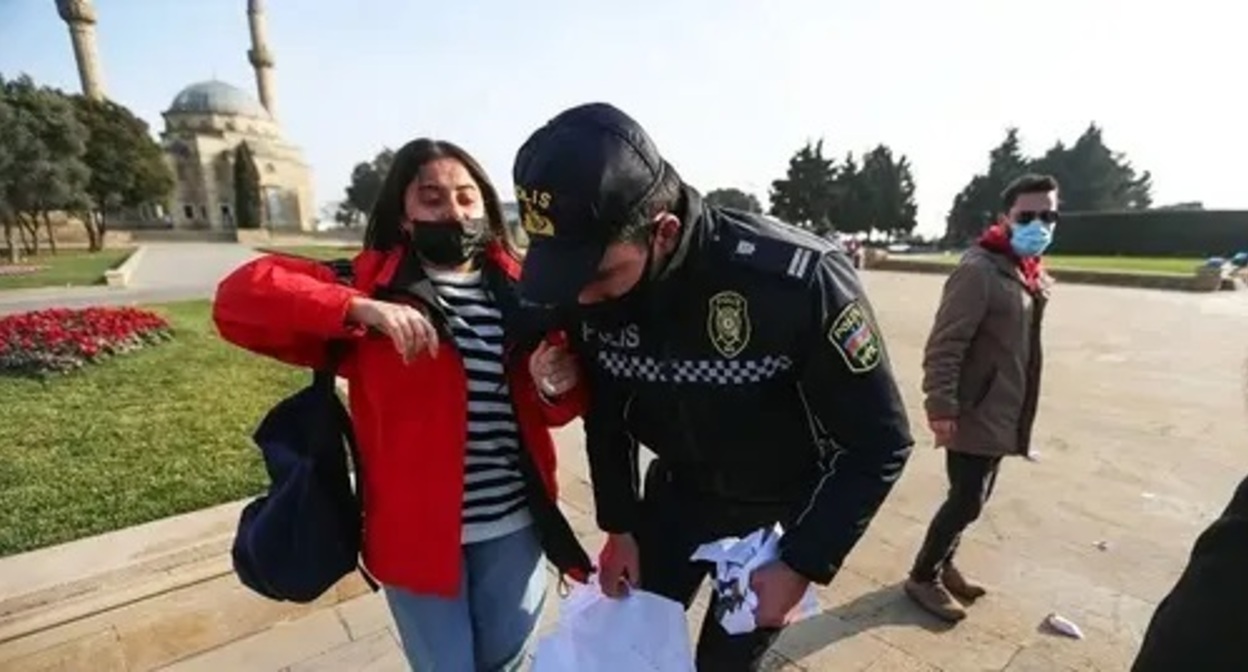A police officer took a poster from a participant of a journalists' rally in Baku, December 2021. Photo by Aziz Karimov for the Caucasian Knot A police officer took a poster from a participant of a journalists' rally in Baku, December 2021. Photo by Aziz Karimov for the Caucasian Knot