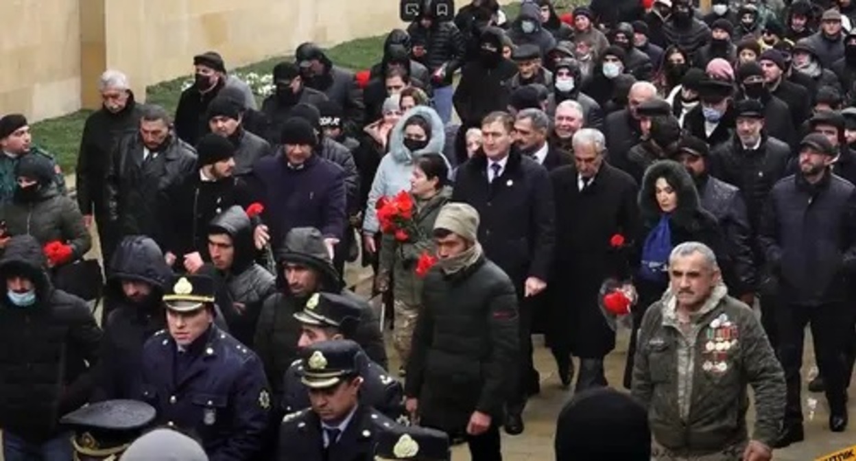 Residents of Baku go to the Memorial on the Alley of Martyrs, January 20, 2022. Screenshot: https://www.youtube.com/watch?v=FLVYvaxlHBk Residents of Baku go to the Memorial on the Alley of Martyrs, January 20, 2022. Screenshot: https://www.youtube.com/watch?v=FLVYvaxlHBk