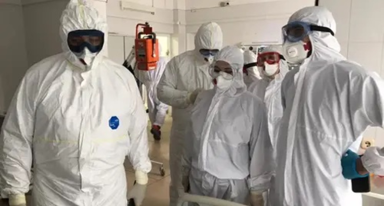 Doctors in the red zone in City Clinical Hospital No. 1 of Kabardino-Balkaria. Photo: https://minzdrav.kbr.ru/news/ministr-zdravookhraneniya-kbr-proveril-rabotu-bolnits-v-period-novogodnikh-kanikul.html Doctors in the red zone in City Clinical Hospital No. 1 of Kabardino-Balkaria. Photo: https://minzdrav.kbr.ru/news/ministr-zdravookhraneniya-kbr-proveril-rabotu-bolnits-v-period-novogodnikh-kanikul.html