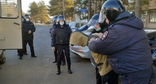 The FSB officers detain a suspect. Photo: http://nac.gov.ru/terrorizmu-net/fsb/fsb-rossii-predotvrashchena-popytka-soversheniya.html The FSB officers detain a suspect. Photo: http://nac.gov.ru/terrorizmu-net/fsb/fsb-rossii-predotvrashchena-popytka-soversheniya.html
