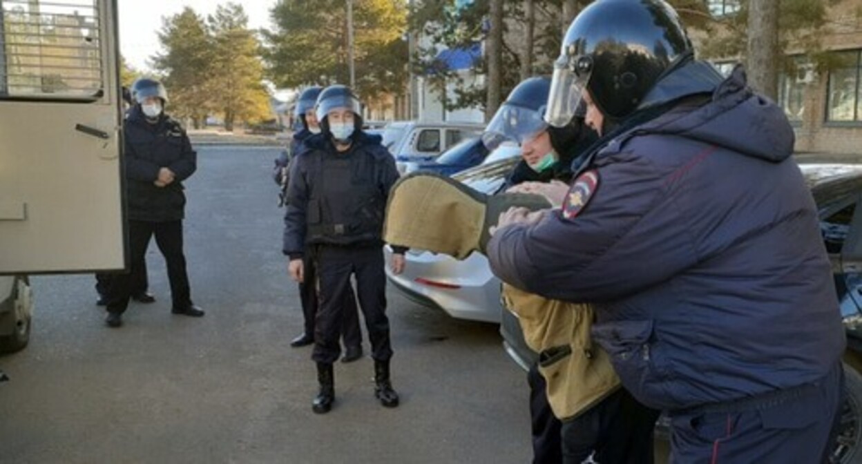 The FSB officers detain a suspect. Photo: http://nac.gov.ru/terrorizmu-net/fsb/fsb-rossii-predotvrashchena-popytka-soversheniya.html The FSB officers detain a suspect. Photo: http://nac.gov.ru/terrorizmu-net/fsb/fsb-rossii-predotvrashchena-popytka-soversheniya.html
