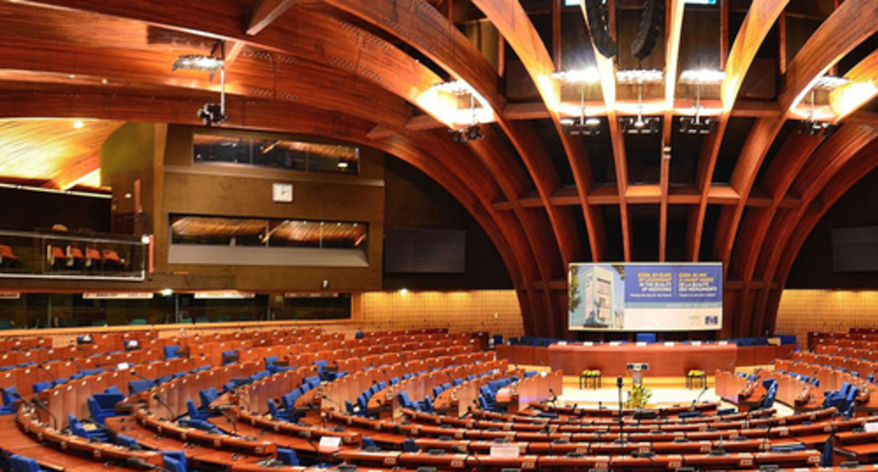 The PACE conference room. Photo by Adrian Grycuk https://ru.wikipedia.org/wiki/Парламентская_ассамблея_Совета_Европы The PACE conference room. Photo by Adrian Grycuk https://ru.wikipedia.org/wiki/Парламентская_ассамблея_Совета_Европы