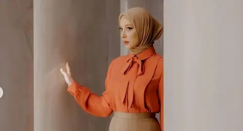 A model demonstrates clothes of the Firdaws Fashion House. Screenshot: https://www.instagram.com/p/CYy8jaUKVJo/ A model demonstrates clothes of the Firdaws Fashion House. Screenshot: https://www.instagram.com/p/CYy8jaUKVJo/