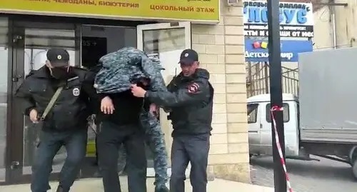 Employees of the Russian Investigative Committee arrest a suspect. Photo courtesy of the press service of the Investigative Committee, https://osetia.sledcom.ru/news/item/1556657/ Employees of the Russian Investigative Committee arrest a suspect. Photo courtesy of the press service of the Investigative Committee, https://osetia.sledcom.ru/news/item/1556657/