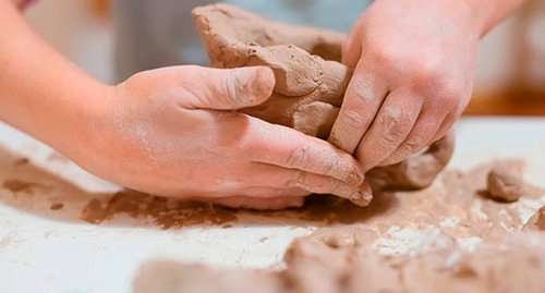 Children's hands. Photo: Prefecture of the North-West Administrative District of Moscow, https://szao.mos.ru Children's hands. Photo: Prefecture of the North-West Administrative District of Moscow, https://szao.mos.ru