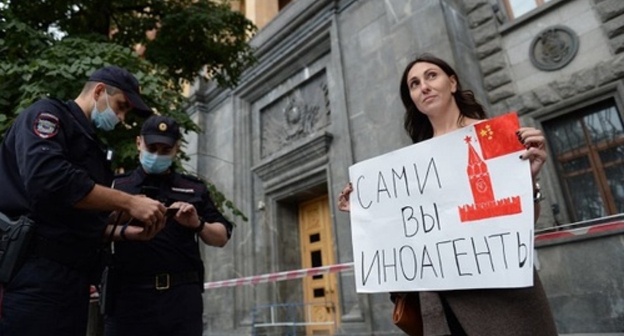 Participant of the action against laws on foreign agents, Moscow, August 2021. Screenshot of vido reportage made by the Dozhd TV channel: www.youtube.com/watch?v=X6fabOiPr64 Participant of the action against laws on foreign agents, Moscow, August 2021. Screenshot of vido reportage made by the Dozhd TV channel: www.youtube.com/watch?v=X6fabOiPr64