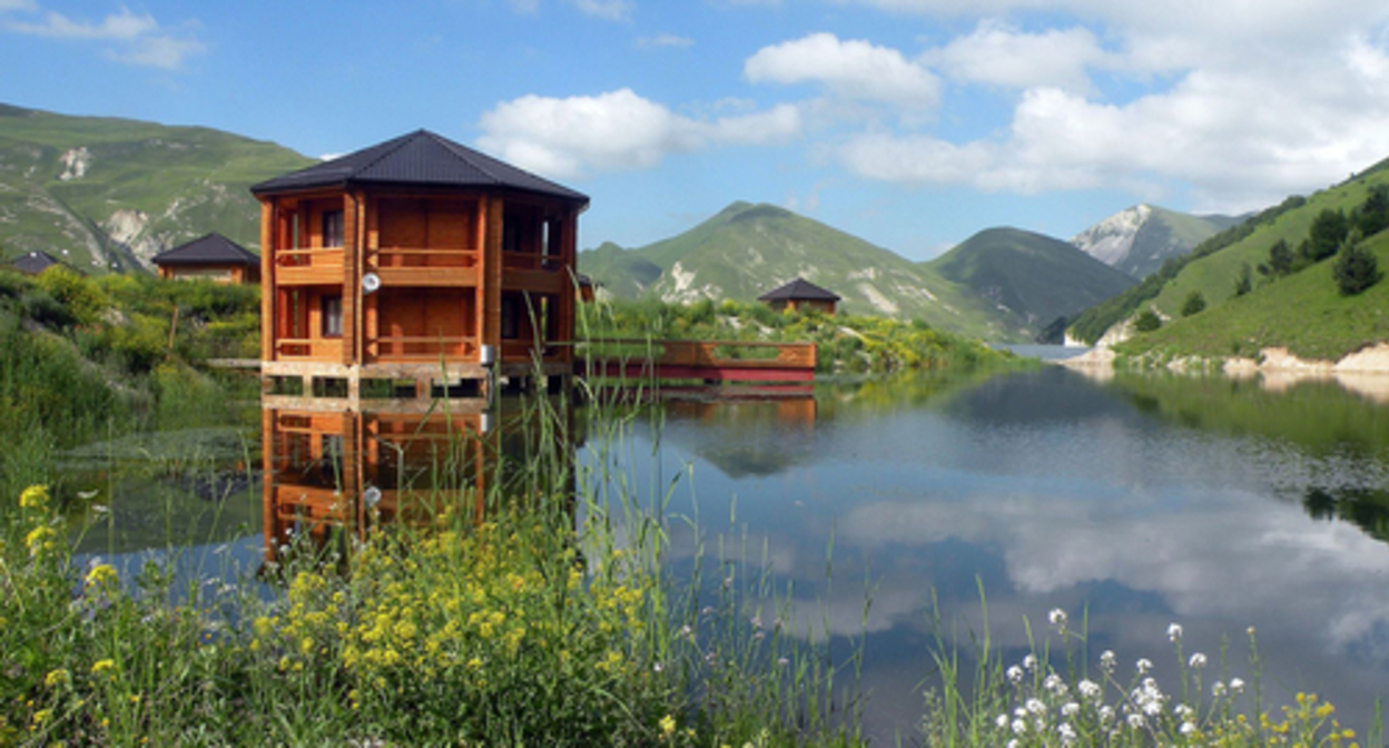 Sports and tourist complex Kezenoy-Am. Photo: Grichany https://commons.wikimedia.org/wiki/Category:Lake_Kezanoiam Sports and tourist complex Kezenoy-Am. Photo: Grichany https://commons.wikimedia.org/wiki/Category:Lake_Kezanoiam