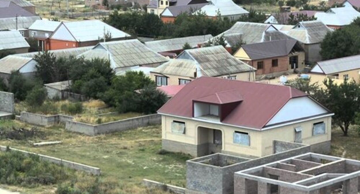 The dwelling settlement of Bammatbekyurt. Screenshot of the video by Samir Khunkerov https://www.youtube.com/watch?v=ay7taGDoi4I The dwelling settlement of Bammatbekyurt. Screenshot of the video by Samir Khunkerov https://www.youtube.com/watch?v=ay7taGDoi4I