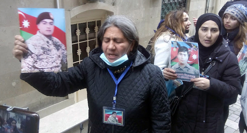 Relatives of the dead soldiers near the building of the presidential administration of Azerbaijan. Photo by Kyamal Ali for the Caucasian Knot Relatives of the dead soldiers near the building of the presidential administration of Azerbaijan. Photo by Kyamal Ali for the Caucasian Knot