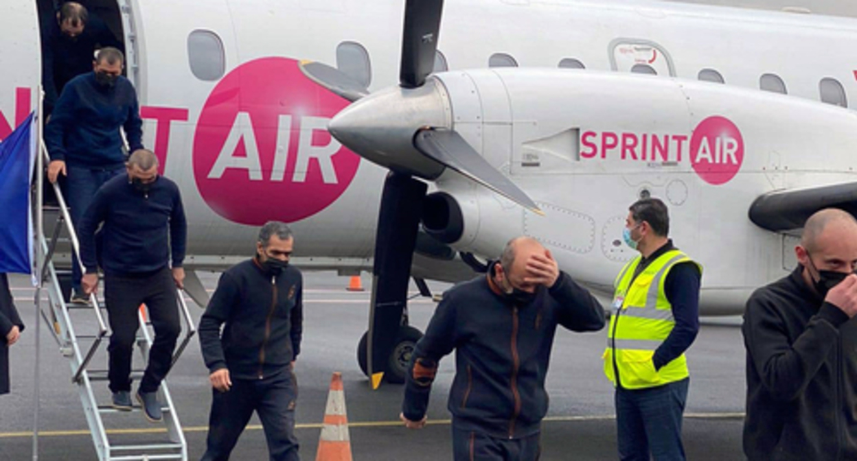 Five soldiers held captive in Azerbaijan returned to Armenia. Photo Facebook / European Union in Armenia https://www.facebook.com/photo?fbid=287779630055425&set=pcb.287772106722844 Five soldiers held captive in Azerbaijan returned to Armenia. Photo Facebook / European Union in Armenia https://www.facebook.com/photo?fbid=287779630055425&set=pcb.287772106722844