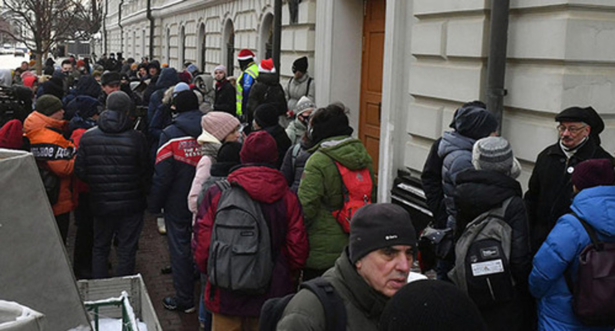 Supporters of the ‘International Memorial’ at the Supreme Court of Russia. Screenshot: https://www.ntv.ru/novosti/2649501/ Supporters of the ‘International Memorial’ at the Supreme Court of Russia. Screenshot: https://www.ntv.ru/novosti/2649501/