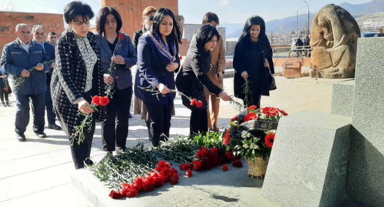 People lay flowers at the monument to the victims of the pogroms of the Armenian population in Sumgait in 1988. Photo by Alvard Grigoryan for the Caucasian Knot People lay flowers at the monument to the victims of the pogroms of the Armenian population in Sumgait in 1988. Photo by Alvard Grigoryan for the Caucasian Knot
