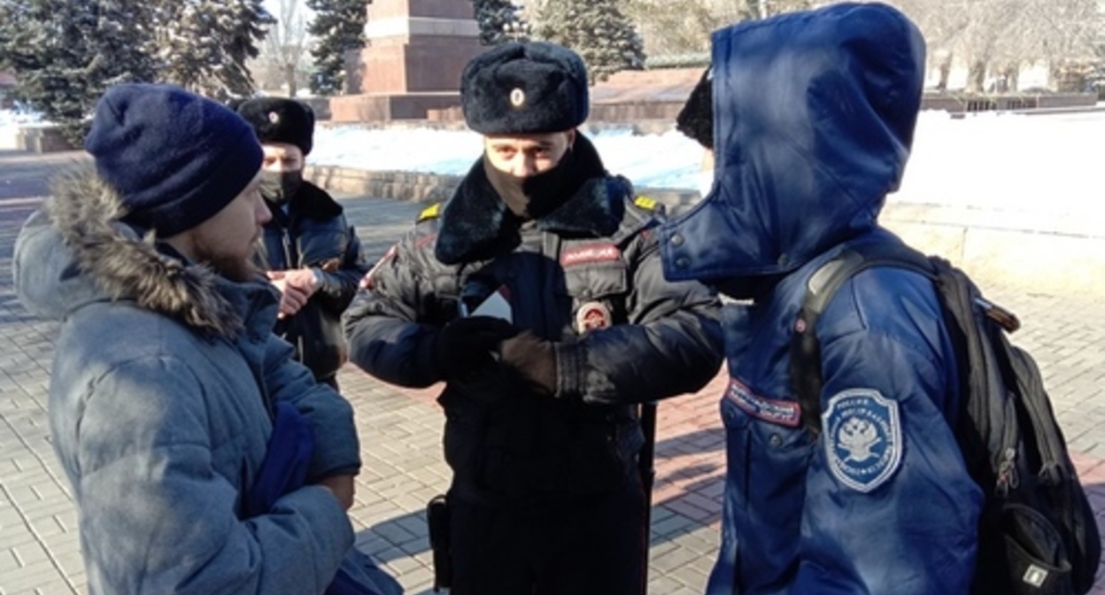 Police officers and protesters. Volgograd, March 13, 2022. Photo by Vyacheslav Yashchenko for the Caucasian Knot Police officers and protesters. Volgograd, March 13, 2022. Photo by Vyacheslav Yashchenko for the Caucasian Knot