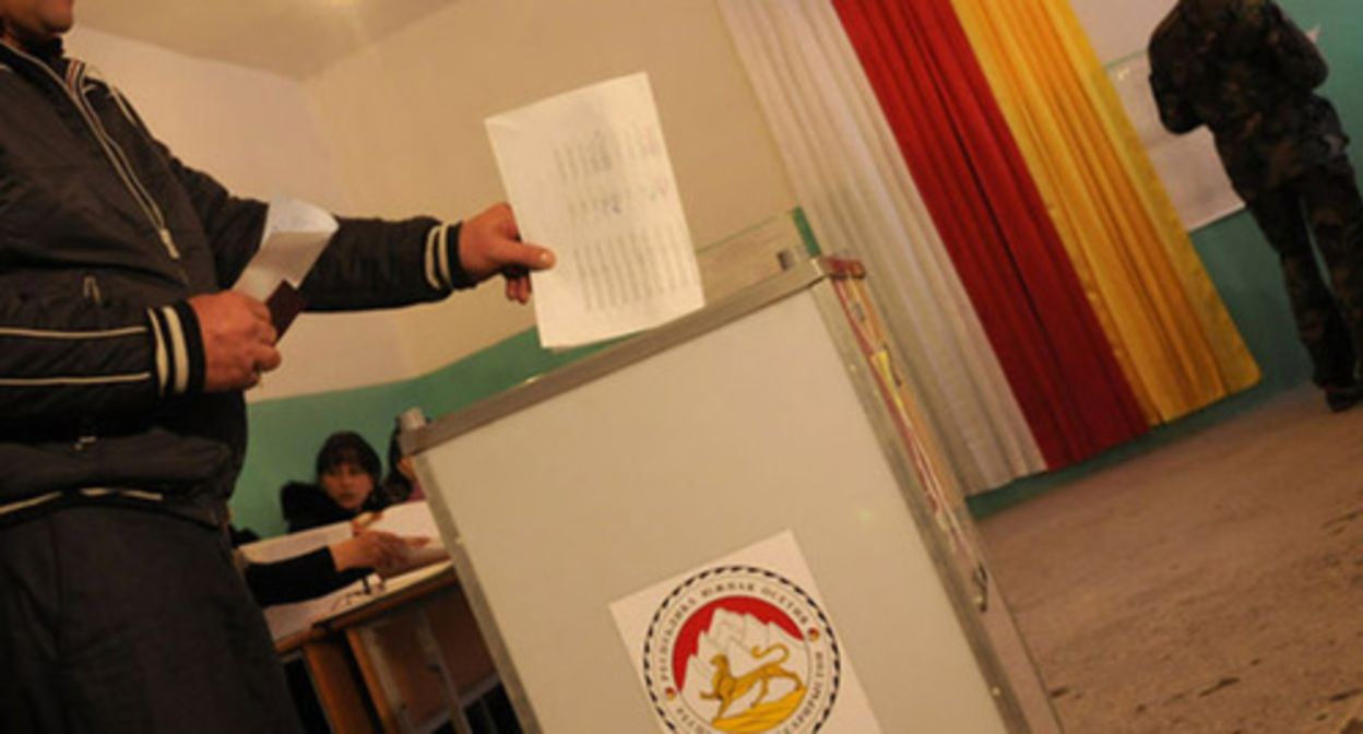 Ballot box at a polling station in South Ossetia. Photo: Sergei Karpov, Yuga.ru Ballot box at a polling station in South Ossetia. Photo: Sergei Karpov, Yuga.ru