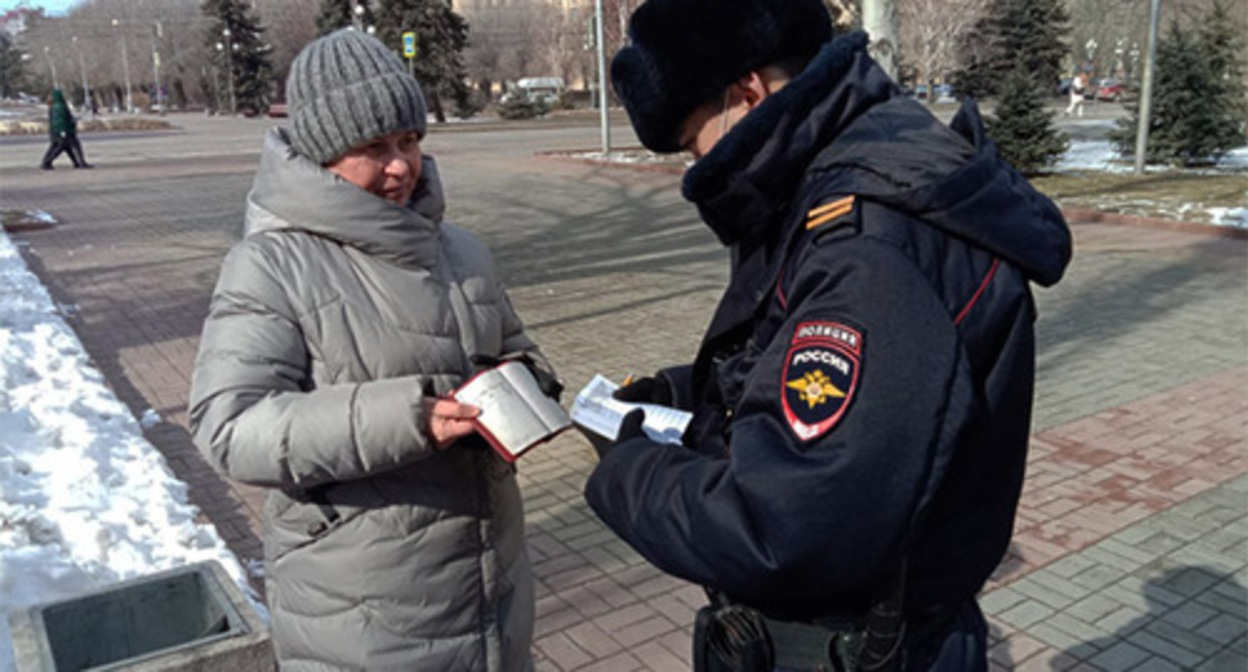 Tamara Grodnikova talks to a police officer. Photo by Olga Cherkasova for the Caucasian Knot Tamara Grodnikova talks to a police officer. Photo by Olga Cherkasova for the Caucasian Knot