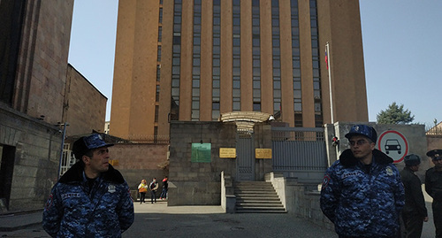 The police near the UN Office in Yerevan. Photo by Armine Martirosyan for the "Caucasian Knot" The police near the UN Office in Yerevan. Photo by Armine Martirosyan for the "Caucasian Knot"