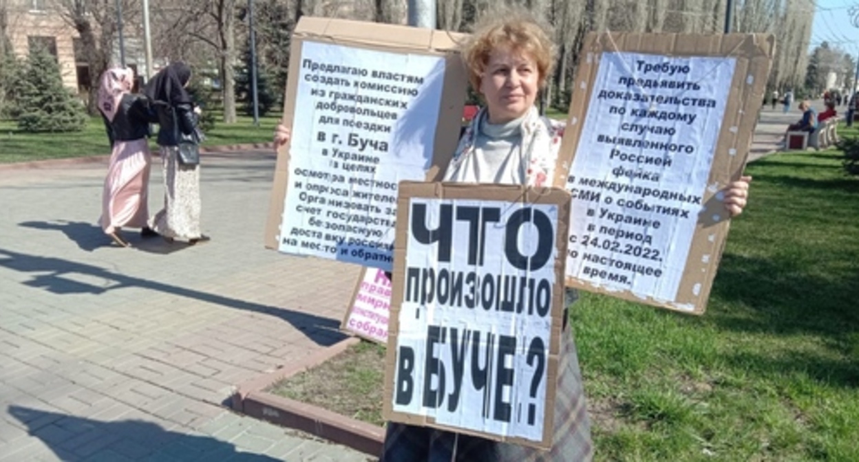 Tamara Grodnikova holds a picket in Volgograd, April 10, 2022. Photo by the Caucasian Knot correspondent Tamara Grodnikova holds a picket in Volgograd, April 10, 2022. Photo by the Caucasian Knot correspondent
