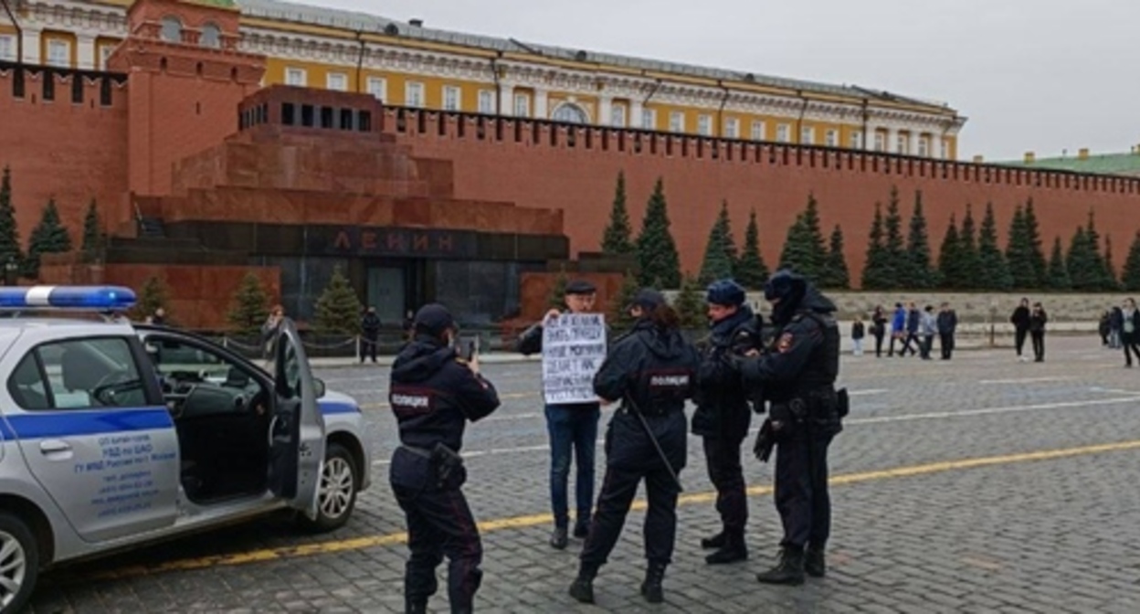 Law enforcers ask questions in connection with a picket held by Oleg Orlov, Moscow, April 10, 2022. Photo: HRC ‘Memorial’* https://t.me/polniypc/2219 Law enforcers ask questions in connection with a picket held by Oleg Orlov, Moscow, April 10, 2022. Photo: HRC ‘Memorial’* https://t.me/polniypc/2219