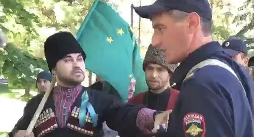 Policeman talks with participants of a mourning march in Nalchik, May 21, 2022. Screenshot: https://vk.com/adygheheku?z=video-40741633_456239125%2Fe62b4e6f2507cf5553%2Fpl_wall_-40741633 Policeman talks with participants of a mourning march in Nalchik, May 21, 2022. Screenshot: https://vk.com/adygheheku?z=video-40741633_456239125%2Fe62b4e6f2507cf5553%2Fpl_wall_-40741633