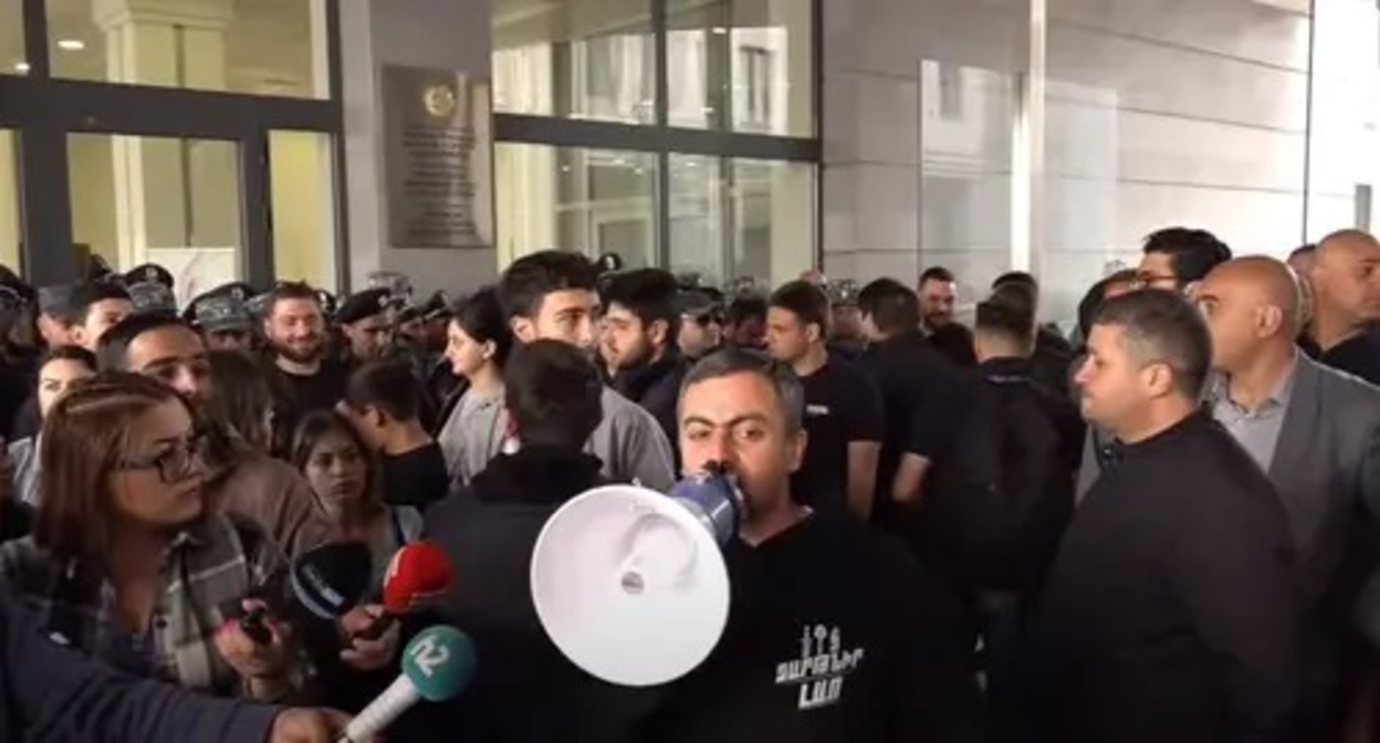 Activists block a government building of the Ministry of Foreign Affairs of Armenia. Image made from video posted by NEWS AM: https://www.youtube.com/watch?v=L3eU-kSex74 Activists block a government building of the Ministry of Foreign Affairs of Armenia. Image made from video posted by NEWS AM: https://www.youtube.com/watch?v=L3eU-kSex74