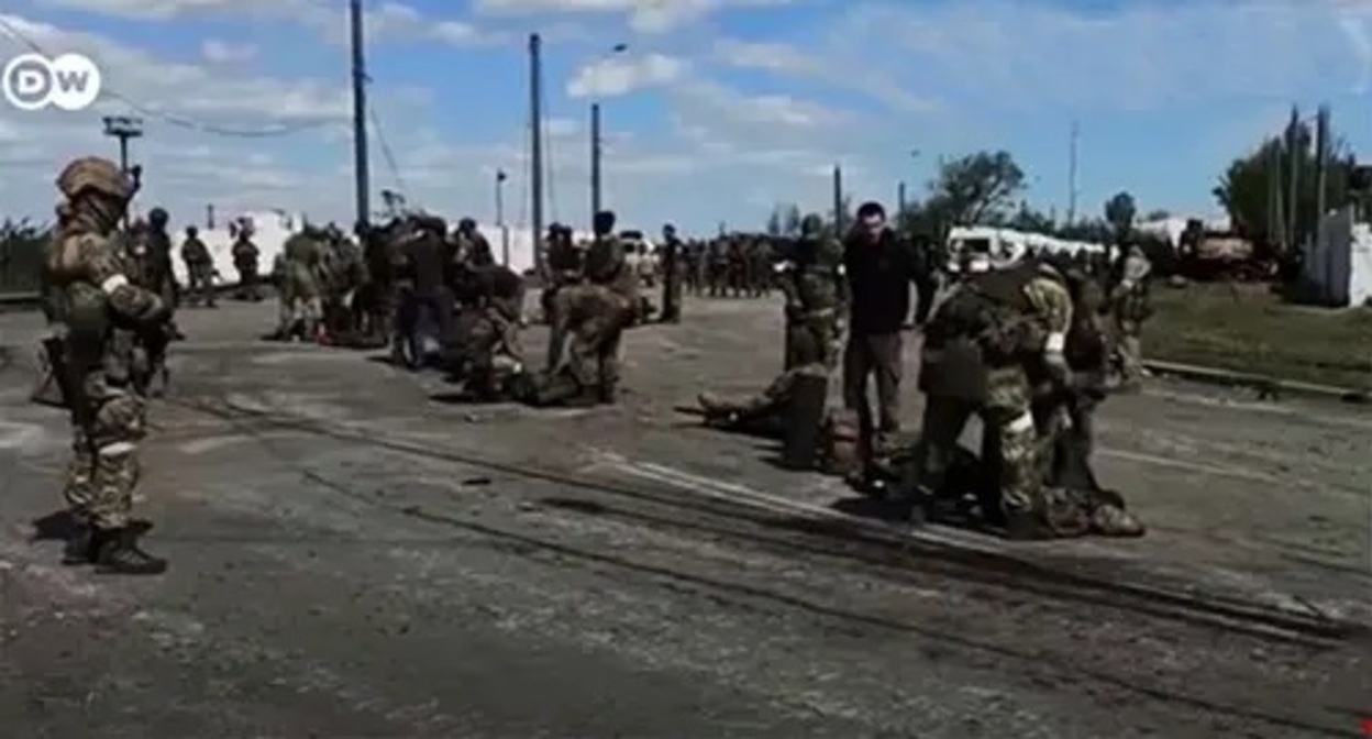 Militaries of the Azov battalion surrender. Screenshot: https://www.youtube.com/watch?v=HpvYUCTN1j0 Militaries of the Azov battalion surrender. Screenshot: https://www.youtube.com/watch?v=HpvYUCTN1j0