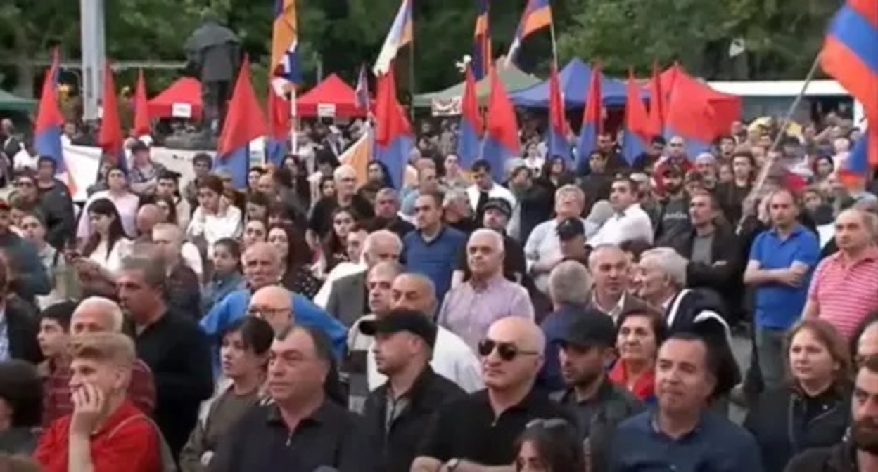 Rally in Yerevan, May 19, 2022. Screenshot: Yerkir Daily https://www.youtube.com/watch?v=Gaj1FJ-D7mg Rally in Yerevan, May 19, 2022. Screenshot: Yerkir Daily https://www.youtube.com/watch?v=Gaj1FJ-D7mg
