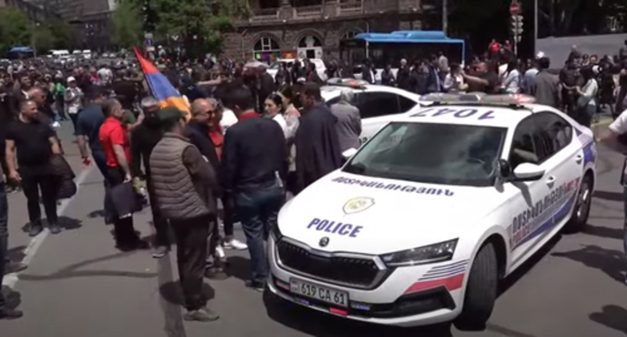 Opposition blocks the residence of the President of Armenia in Yerevan. Image made from video posted by NEWS AM: https://www.youtube.com/watch?v=L3eU-kSex74 Opposition blocks the residence of the President of Armenia in Yerevan. Image made from video posted by NEWS AM: https://www.youtube.com/watch?v=L3eU-kSex74