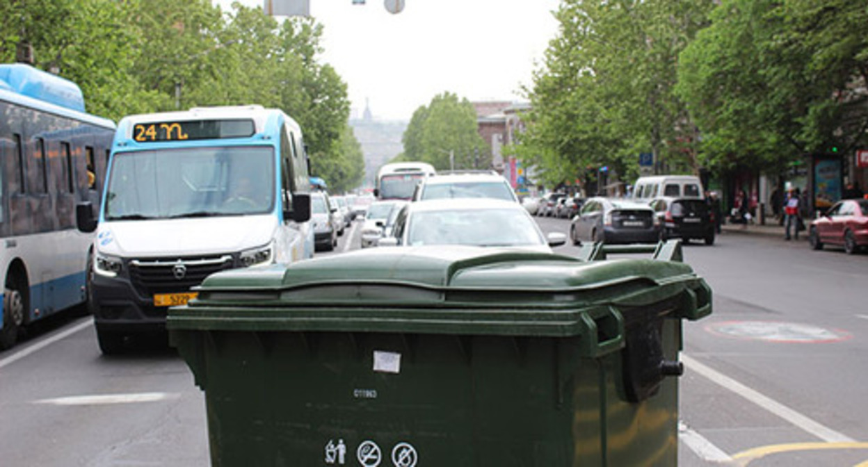Garbage bin on one of Yerevan streets of Yerevan, May 2022. Photo by Tigran Petrosyan for the Caucasian Knot Garbage bin on one of Yerevan streets of Yerevan, May 2022. Photo by Tigran Petrosyan for the Caucasian Knot