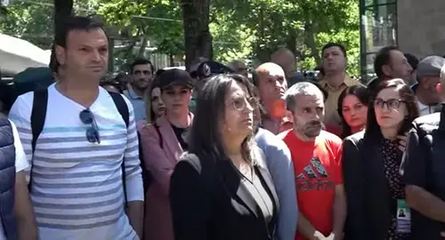 Deveral dozen parents of the military servicemen who perished in the autumn war of 2020 near the Armenia's Investigating Committee building. Photo http://arka.am/ru/news/politics/roditeli_pogibshikh_v_44_dnevnoy_artsakhskoy_voyne_voennosluzhashchikh_trebuyut_vstrechi_s_glavoy_vs/ Deveral dozen parents of the military servicemen who perished in the autumn war of 2020 near the Armenia's Investigating Committee building. Photo http://arka.am/ru/news/politics/roditeli_pogibshikh_v_44_dnevnoy_artsakhskoy_voyne_voennosluzhashchikh_trebuyut_vstrechi_s_glavoy_vs/