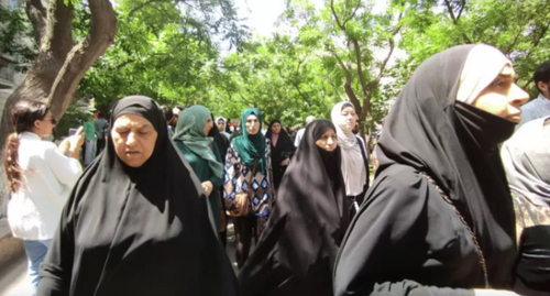 About ten female believers are trying to hold a protest action in front of the presidential administration of Azerbaijan. Photo courtesy of TURAN: https://www.turan.az/ext/news/2022/6/free/Social/ru/6339.htm/001 About ten female believers are trying to hold a protest action in front of the presidential administration of Azerbaijan. Photo courtesy of TURAN: https://www.turan.az/ext/news/2022/6/free/Social/ru/6339.htm/001