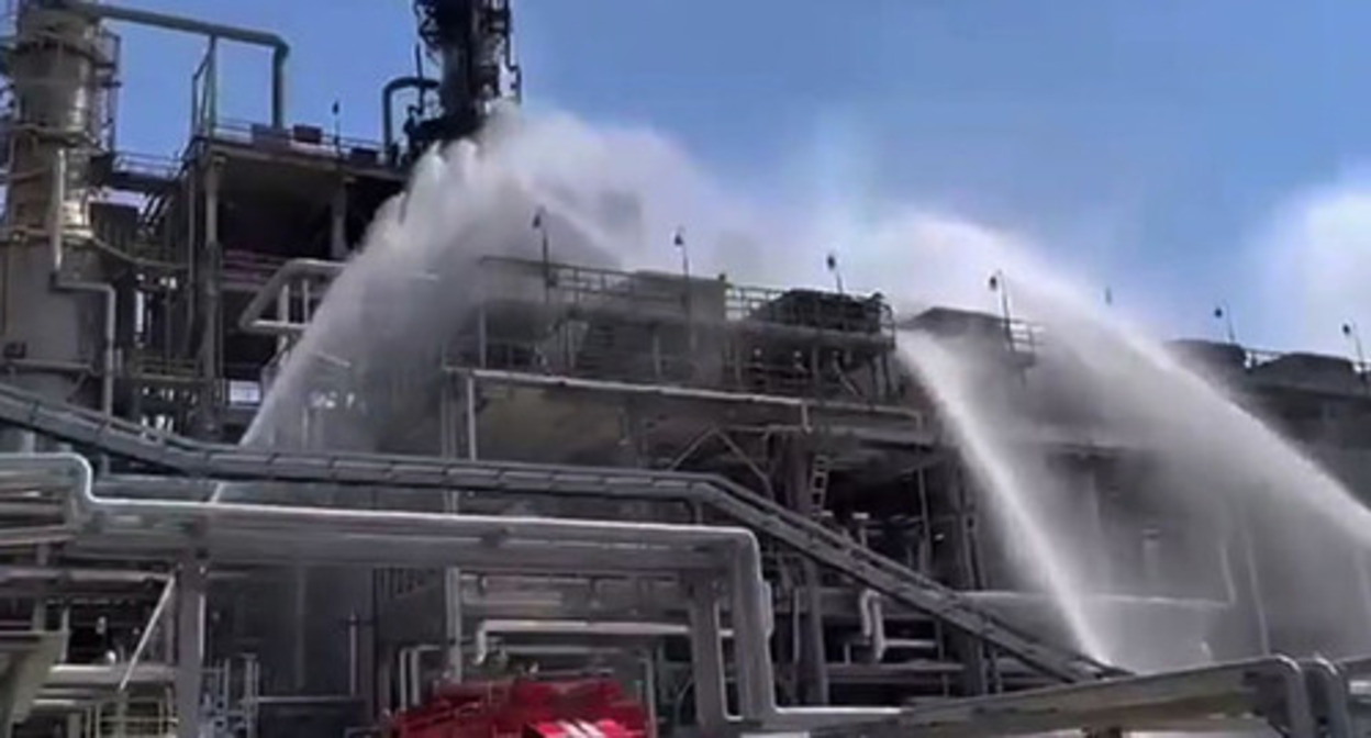 Firefighters are extinguishing fire at an oil refinery in Novoshakhtinsk. Photo: Telegram Channel ‘Che po Rostovu’ Firefighters are extinguishing fire at an oil refinery in Novoshakhtinsk. Photo: Telegram Channel ‘Che po Rostovu’