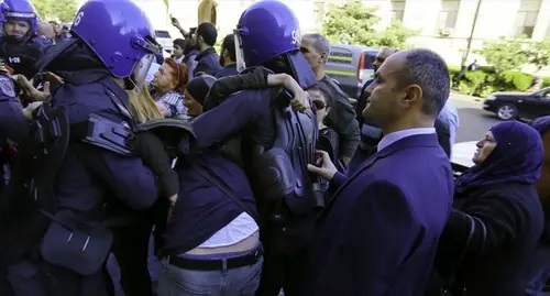 Law enforcers detain a protester in Baku. Photo by Aziz Karimov for the Caucasian Knot Law enforcers detain a protester in Baku. Photo by Aziz Karimov for the Caucasian Knot
