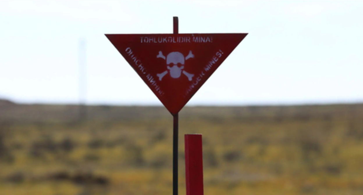 A sign warning of mines. Photo by Aziz Karimov for the "Caucasian Knot" A sign warning of mines. Photo by Aziz Karimov for the "Caucasian Knot"