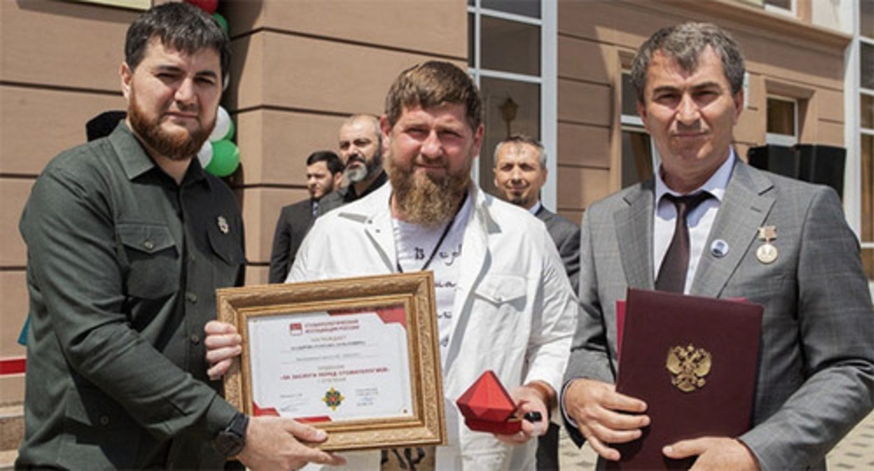 Ramzan Kadyrov (in the centre) was awarded the Order of Merit for Dentistry. Photo by Rizvan Edilsultanov / Grozny Inform Ramzan Kadyrov (in the centre) was awarded the Order of Merit for Dentistry. Photo by Rizvan Edilsultanov / Grozny Inform