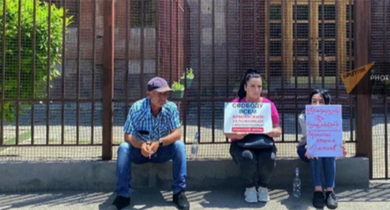 Relatives of Armenian prisoners of war held a protest rally in front of the Russian consulate in Gyumri. Photo: Armenuhi Mkhoyan https://www.armenianreport.com/ru/pubs/321069/ Relatives of Armenian prisoners of war held a protest rally in front of the Russian consulate in Gyumri. Photo: Armenuhi Mkhoyan https://www.armenianreport.com/ru/pubs/321069/