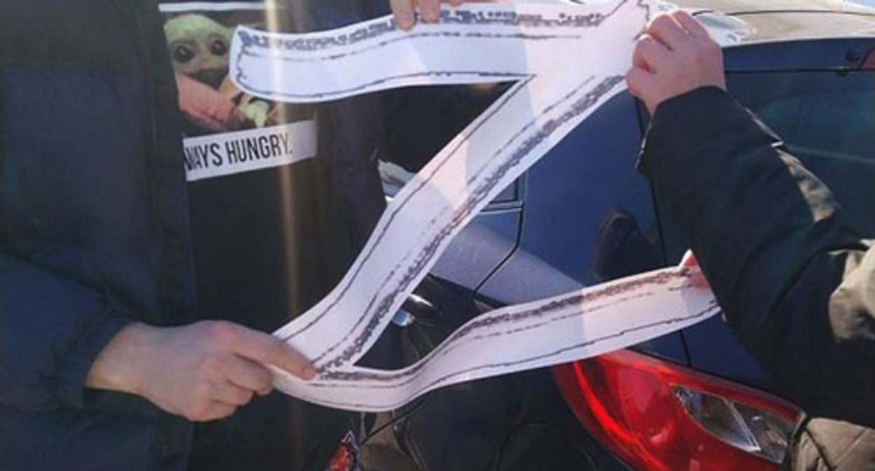 The sign Z. Photo https://capost.media/news/mainhotnews/v-nalchike-otets-prikazal-docheri-sorvat-simvol-z-s-chuzhoy-mashiny-i-poluchil-ugolovnoe-delo/ The sign Z. Photo https://capost.media/news/mainhotnews/v-nalchike-otets-prikazal-docheri-sorvat-simvol-z-s-chuzhoy-mashiny-i-poluchil-ugolovnoe-delo/