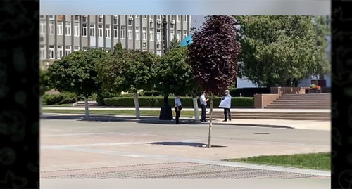 Yusup Kaplanov went out to a solo picket. Makhachkala, June 29, 2022. Screenshot of the video https://t.me/chernovik/33139 Yusup Kaplanov went out to a solo picket. Makhachkala, June 29, 2022. Screenshot of the video https://t.me/chernovik/33139