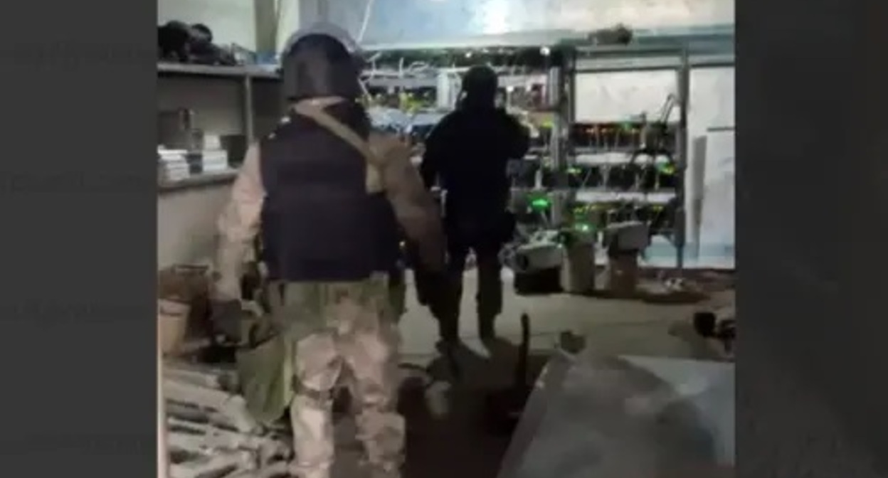 Law enforcers at a mining farm. Image made from video posted by ‘Chernovik’ Telegram-Channel; July 2, 2022, https://t.me/chernovik/33276 Law enforcers at a mining farm. Image made from video posted by ‘Chernovik’ Telegram-Channel; July 2, 2022, https://t.me/chernovik/33276
